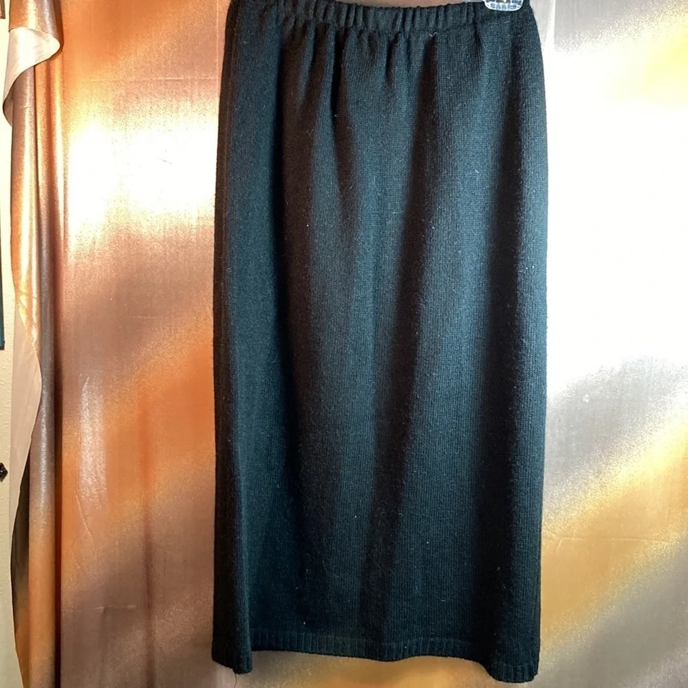 1980’s black knit skirt with front button placate in front. 13-16”‎ waist. 125